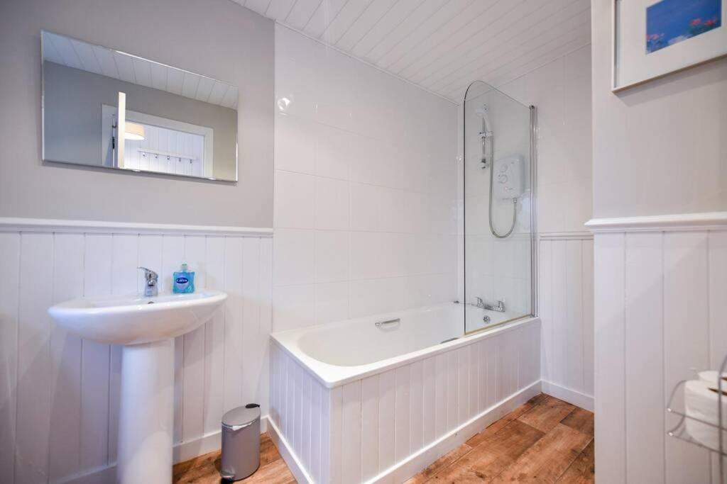 3 Bedroom Townhouse Right On The Harbour Isle of Whithorn Eksteriør bilde