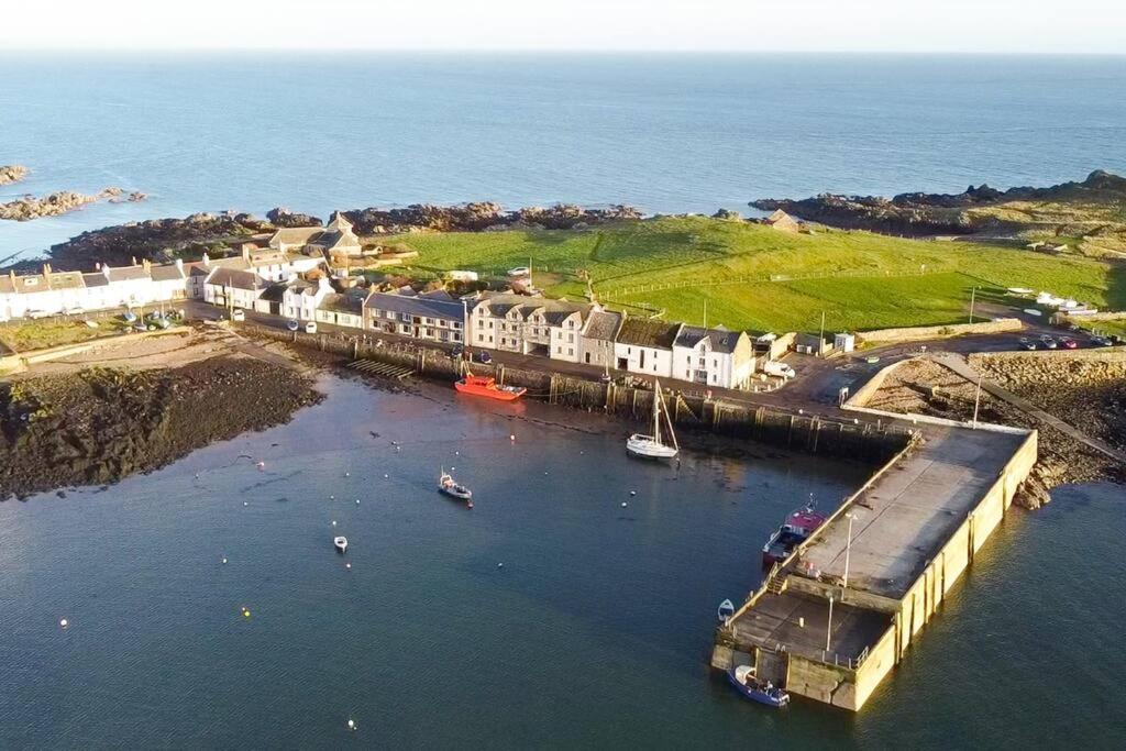 3 Bedroom Townhouse Right On The Harbour Isle of Whithorn Eksteriør bilde