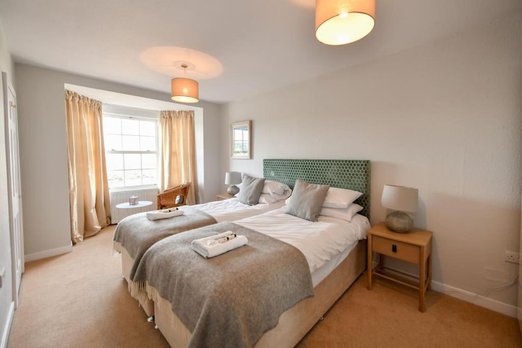 3 Bedroom Townhouse Right On The Harbour Isle of Whithorn Eksteriør bilde
