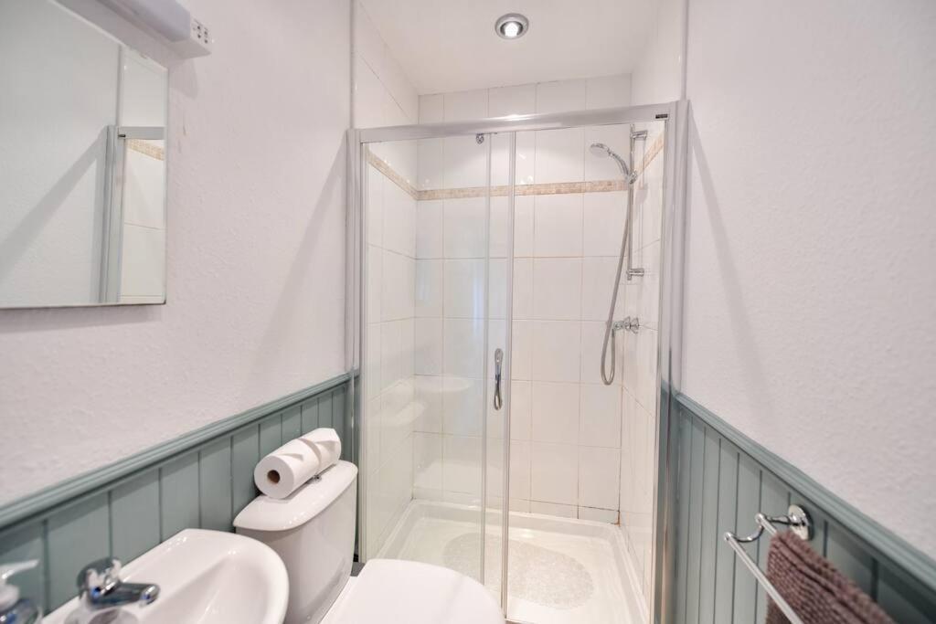 3 Bedroom Townhouse Right On The Harbour Isle of Whithorn Eksteriør bilde